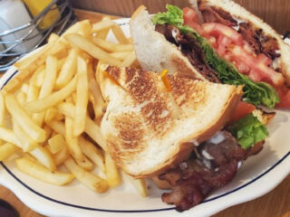 9 texas diners serving the comfort food you grew up loving