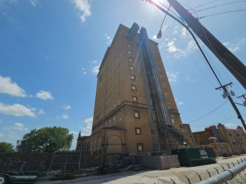 Architecture In Pause: Restoration In Motion