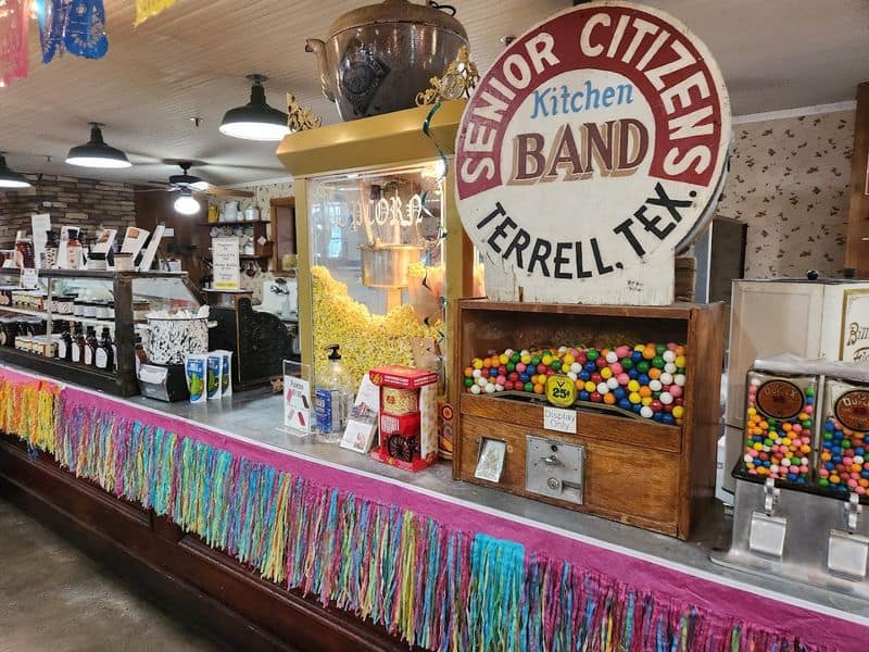 Practical Tips: Hours, Parking, Cash