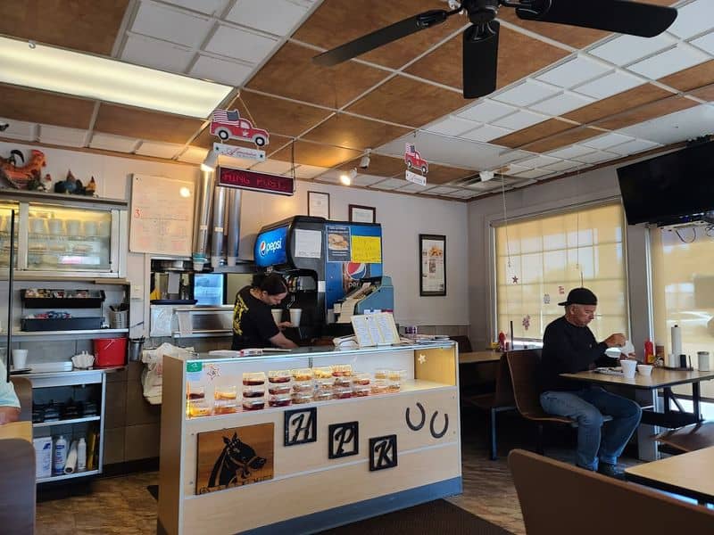 Ohioans Are Lining Up Early For The Delicious Comfort Food At This Unassuming Restaurant Counter Service, Old-School Charm