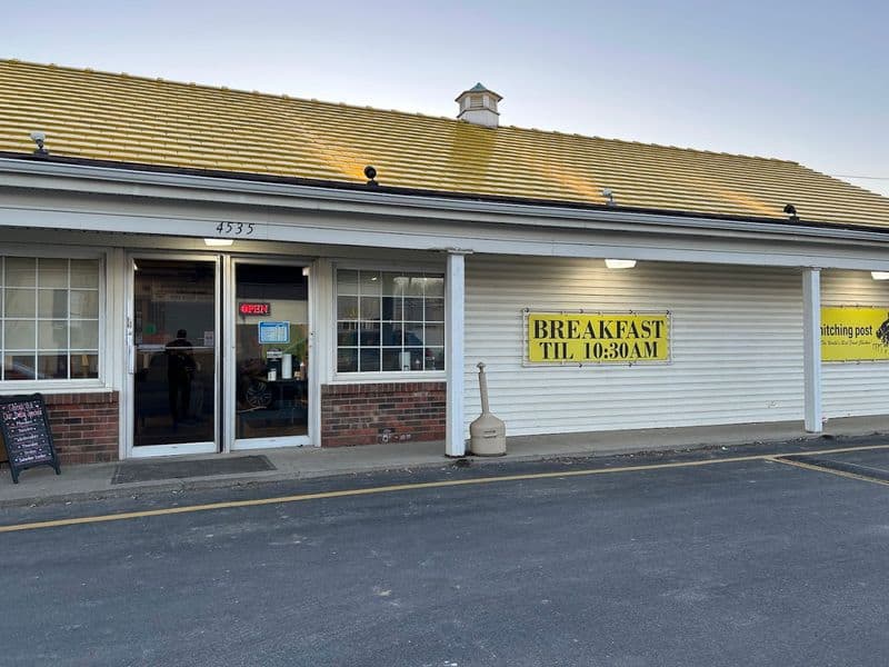 Ohioans Are Lining Up Early For The Delicious Comfort Food At This Unassuming Restaurant When To Go And What To Know
