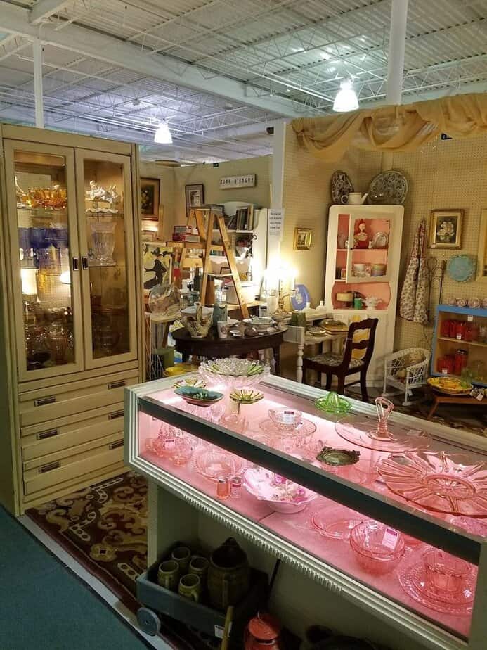 People Drive From Across Ohio To Hunt For Bargains At This Enormous Antique Shop Showcase Cases: High-Value Treasures Up Close