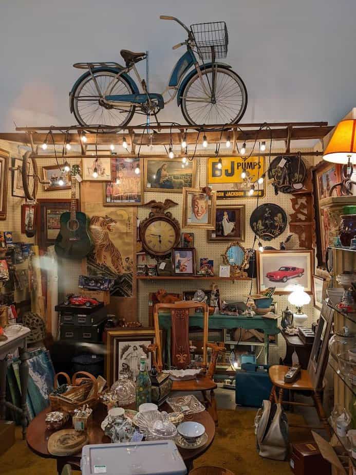 People Drive From Across Ohio To Hunt For Bargains At This Enormous Antique Shop Vinyl Records, Stereo Gear, and 70s Vibes