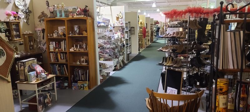 People Drive From Across Ohio To Hunt For Bargains At This Enormous Antique Shop Toyland Nostalgia: Model Cars, Action Figures, and Games
