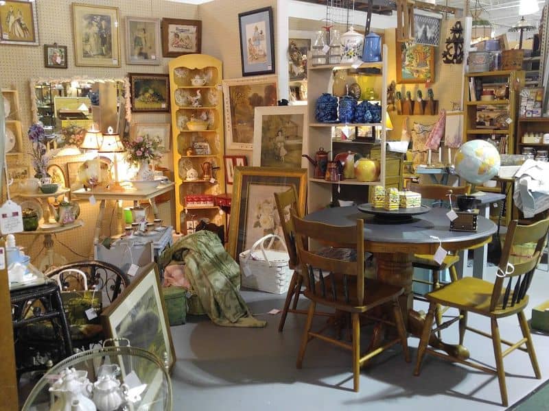 People Drive From Across Ohio To Hunt For Bargains At This Enormous Antique Shop Home Décor on a Budget: Mix Vintage with Modern