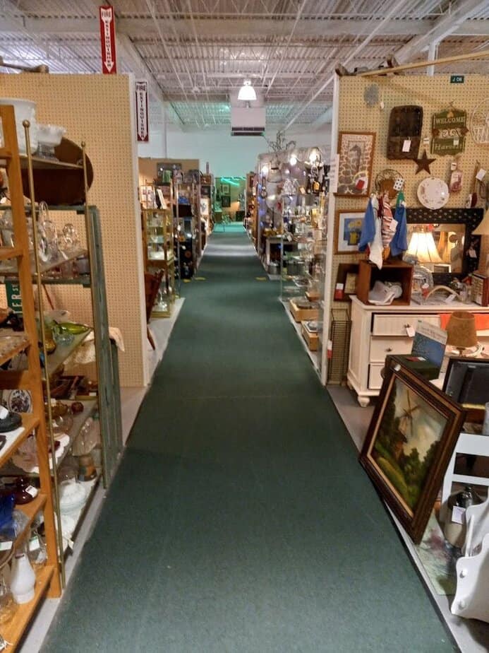 People Drive From Across Ohio To Hunt For Bargains At This Enormous Antique Shop Planning Your Visit: Hours, Busy Times, and Comfort Tips