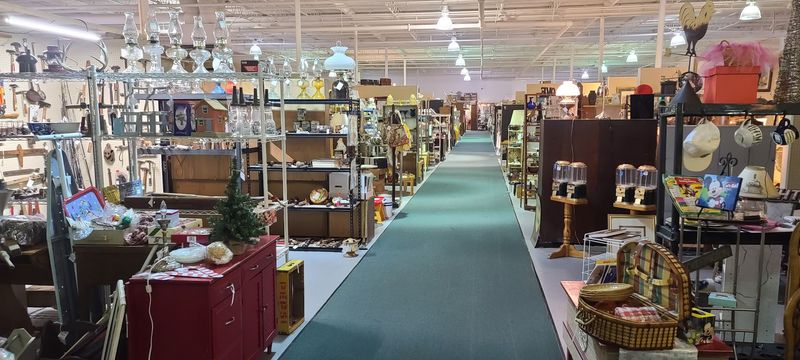 People Drive From Across Ohio To Hunt For Bargains At This Enormous Antique Shop First-Timer Game Plan: Navigate 450+ Vendor Booths Like a Pro