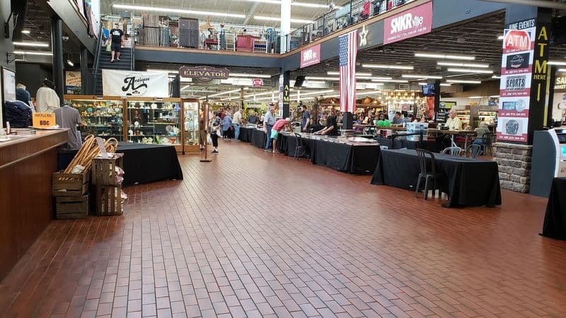 People Drive From All Over Ohio To Search For Bargains At This Massive Flea Market Insider Tips: Parking, Cash, And Comfort