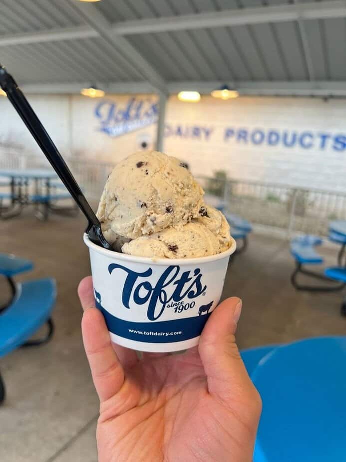 People Travel From All Over Ohio To Enjoy This Legendary Ice Cream Parlor A Sweet Stop Near Cedar Point