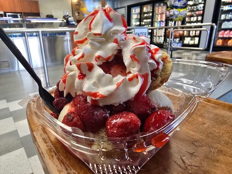 People Travel From All Over Ohio To Enjoy This Legendary Ice Cream Parlor What To Order First