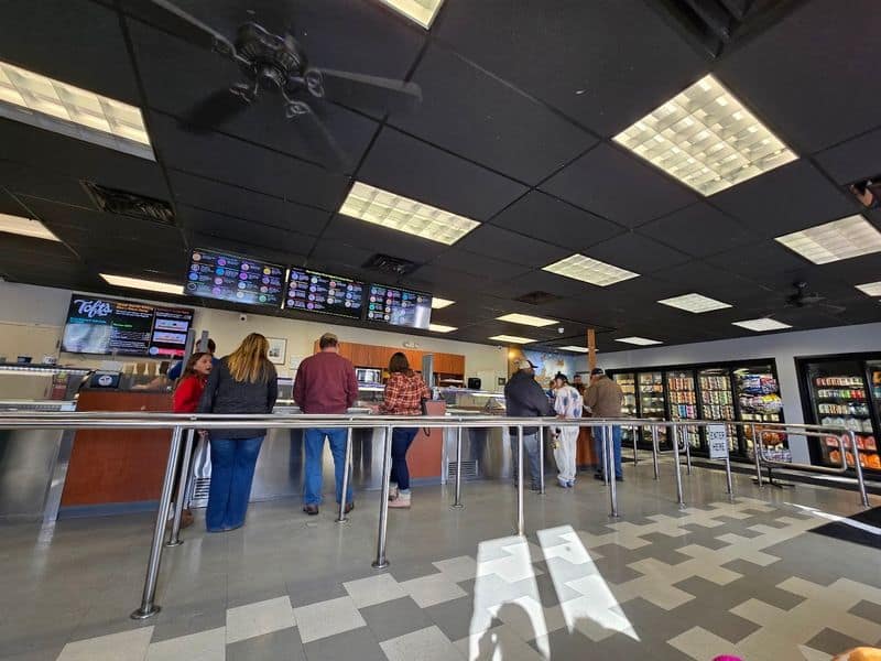 People Travel From All Over Ohio To Enjoy This Legendary Ice Cream Parlor When To Visit