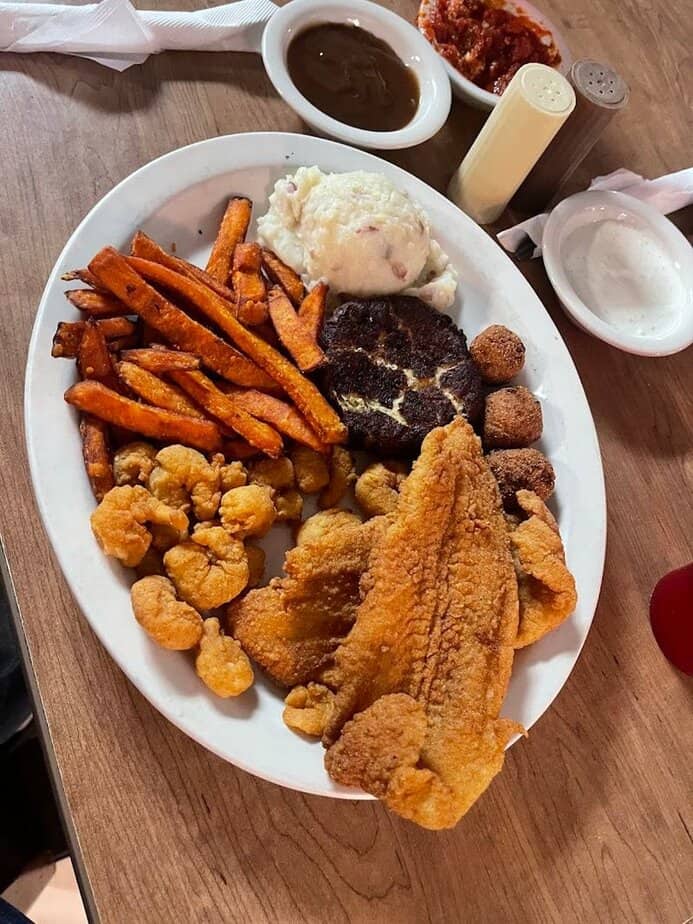 This Old-Time Florida Diner Feels Like Stepping Straight Into The 1950s 3 Seafood Stars: Catfish, Boils, And Shrimp