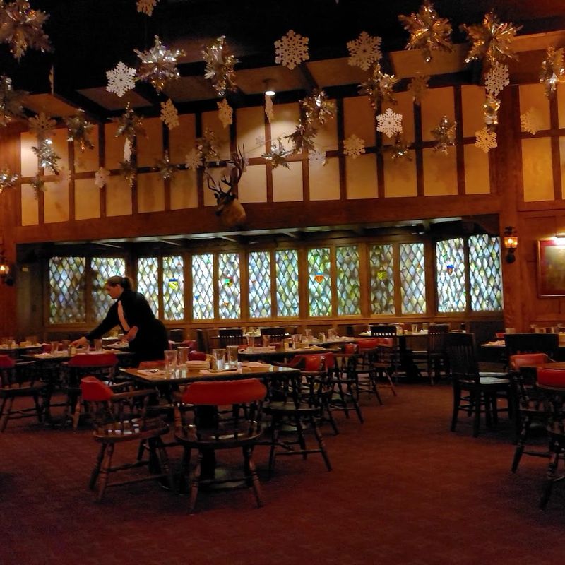 The Retro Atmosphere That Makes Dinner Feel Like an Occasion