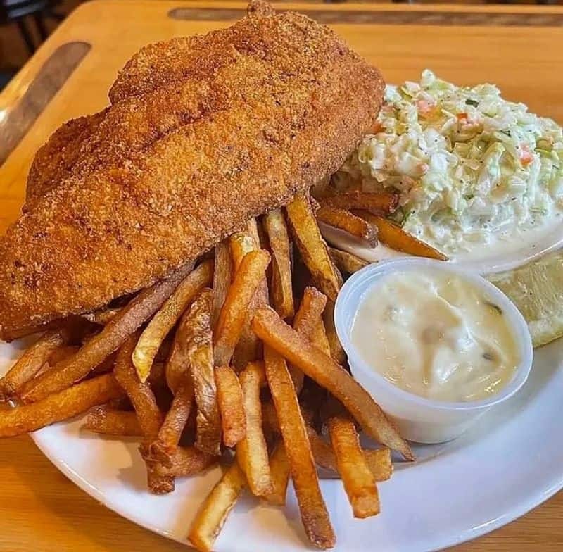 The Seafood At This Ohio Restaurant Is So Delicious, It’s Worth A Road Trip Lake Erie Yellow Perch