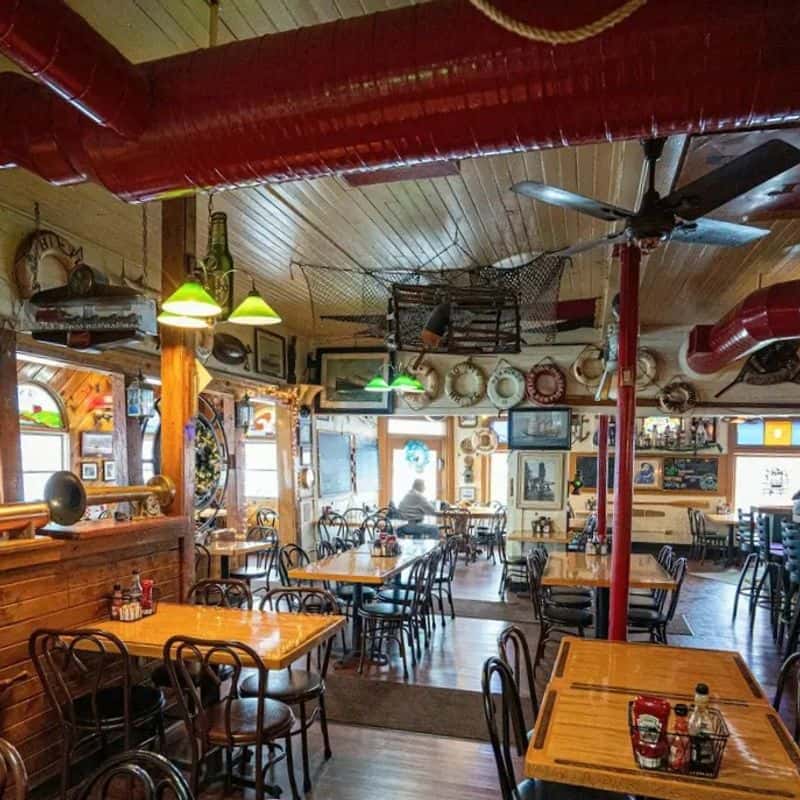 The Seafood At This Ohio Restaurant Is So Delicious, It’s Worth A Road Trip Friendly Service and Owner Hospitality