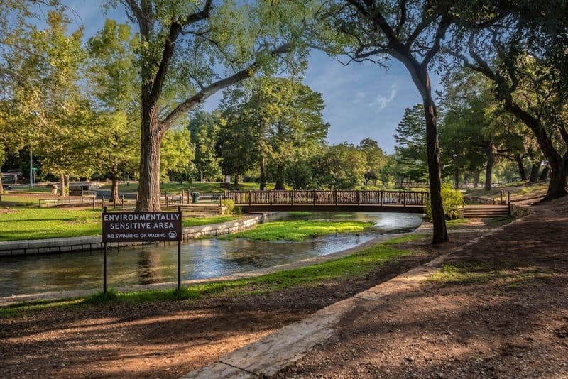 Scenic Walkways and Photo Spots