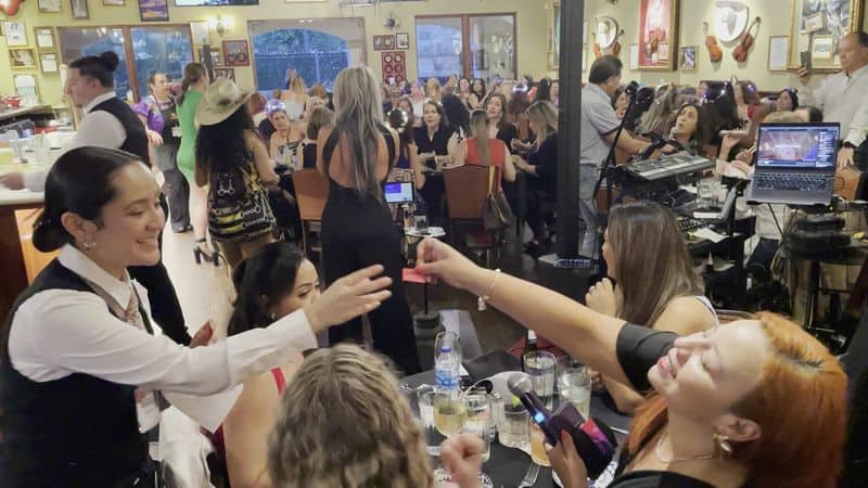 Live Music, Decor, and Atmosphere