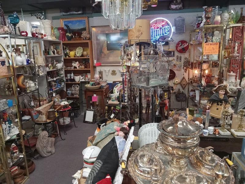 This Antique Store In Ohio Has Bargains So Great, You’ll Need A Bigger Trunk Vintage Comics, Toys, And Pop Culture