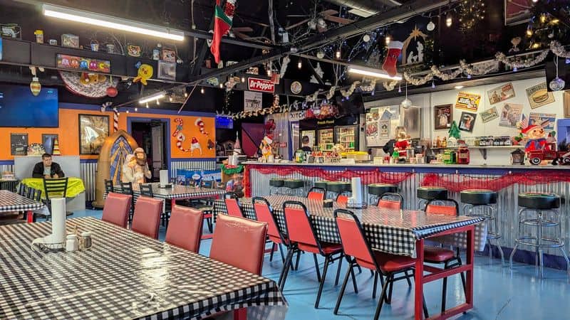 This Classic Texas Diner Has Milkshakes Locals Can’t Stop Talking About Retro Vibes and Seasonal Decor