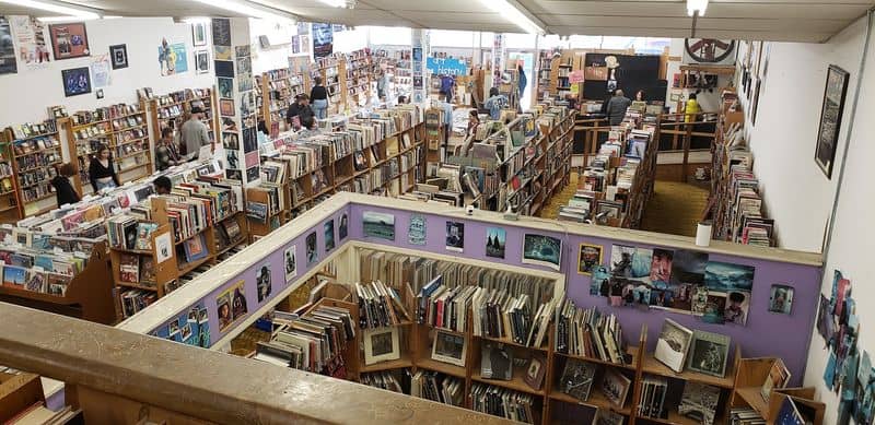 This Massive 3-Story Texas Bookstore Is Every Book Lover’s Fantasy Plan Your Visit: Hours, Vibes, and Tips