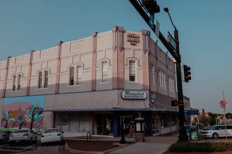 This Massive 3-Story Texas Bookstore Is Every Book Lover’s Fantasy The Iconic Purple Castle Facade