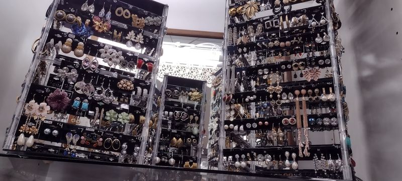 This Massive Antique Store In Ohio Is A Labyrinth Of Rare Collectibles And Treasures The Showcase Cases: Press The Button For Help