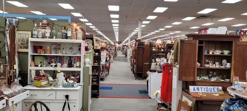 This Massive Antique Store In Ohio Is A Labyrinth Of Rare Collectibles And Treasures Hours, Location, And Smart Timing