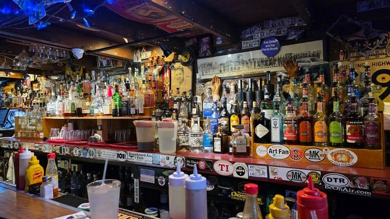 This No-Frills Restaurant In Ohio Serves Massive Cheeseburgers Known Throughout The State Timing Your Visit And Waits