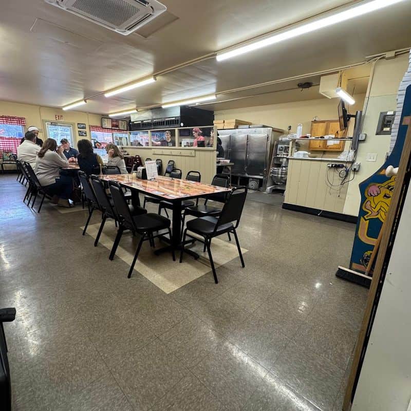 This Pizza Parlor In Ohio Is What Locals Say Is The Best In Town Carryout And Dine-In Tips