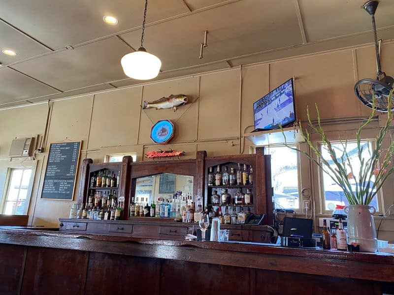 Bar Vibes and Easygoing Happy Hour