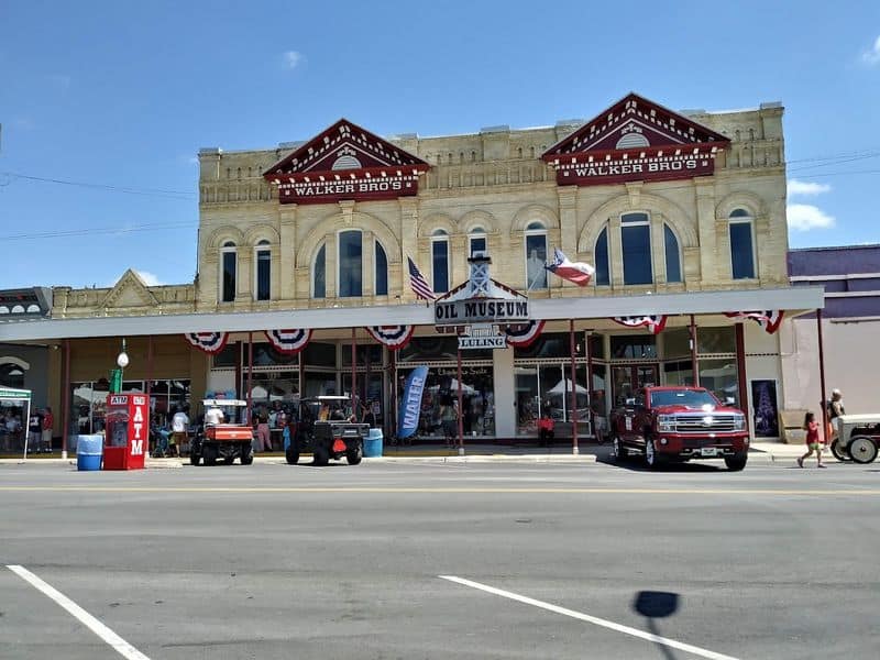 Strolling Luling Main Street