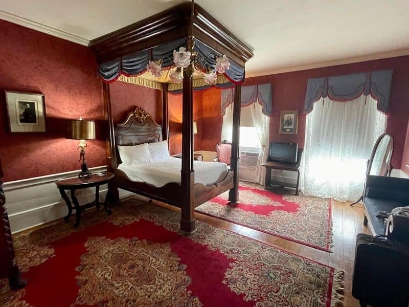 Rooms and Period Decor