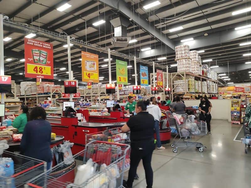 This Two-Story H-E-B in Texas Turns Grocery Shopping Into an Experience Curbside, Checkout, and Hours