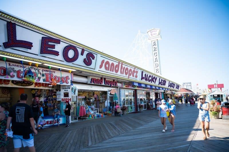 The Pizza Arcades and Shore Snacks That Define the Experience