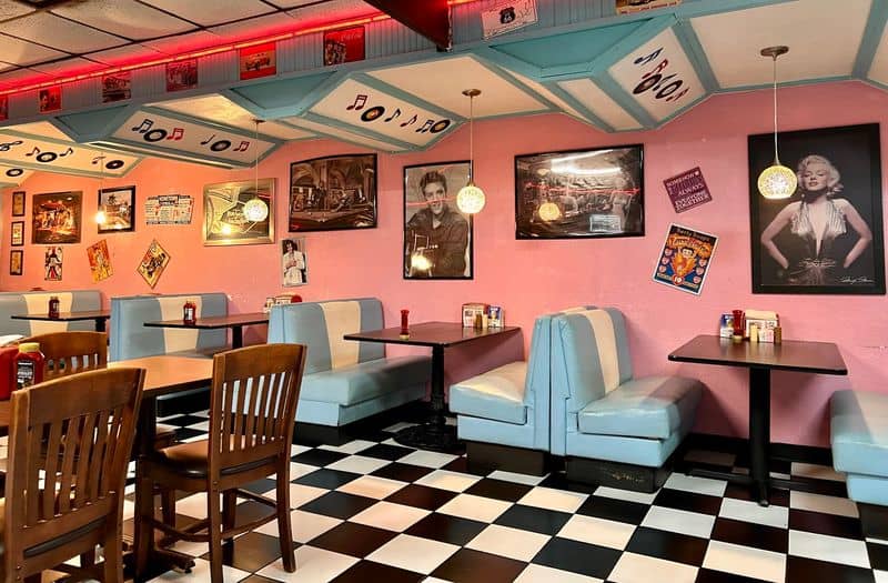 This Old-Time Florida Diner Feels Like Stepping Straight Into The 1950s