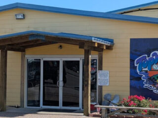 the fried shrimp at this texas restaurant has people lining up