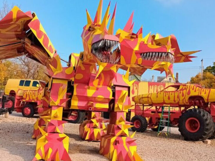The Funky Ohio Junkyard That&rsquo;s Home To Over 20 Colorful Robot Sculptures
