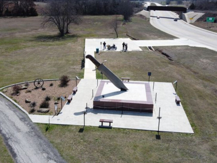 This Massive Texas Blade Is a Roadside Attraction That Lives Up to the Hype