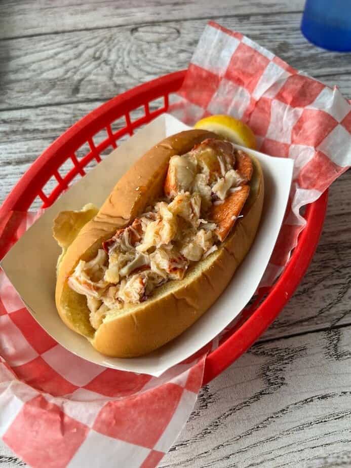 The lobster roll that turned a fish market into a destination