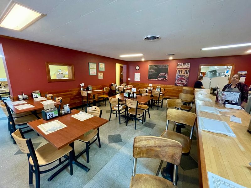 This Amish Buffet In Michigan Has Families Driving Hours Just To Fill Their Plates Friendly Faces and Plain, Comfortable Rooms