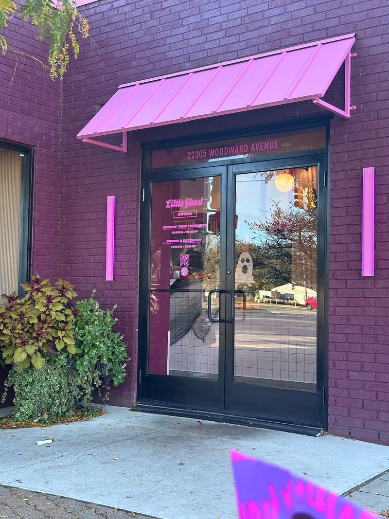 This Haunted-Looking Michigan Diner Serves Burgers And Fries Under A Ghostly Neon Glow Born From a Family of Ghosts
