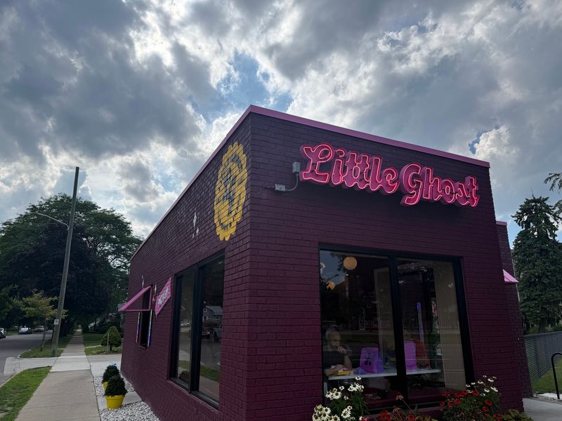 This Haunted-Looking Michigan Diner Serves Burgers And Fries Under A Ghostly Neon Glow Paint Bright Enough to Stop Traffic