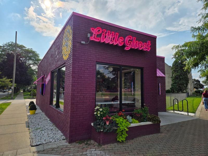 This Haunted-Looking Michigan Diner Serves Burgers And Fries Under A Ghostly Neon Glow